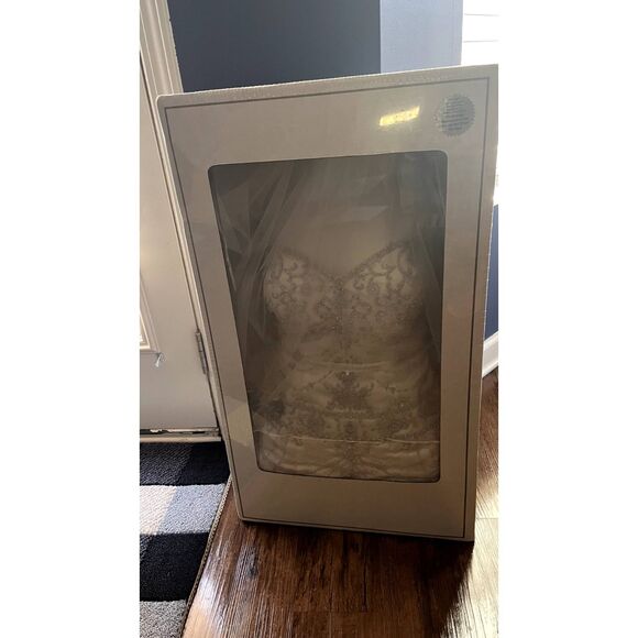 Size 12 Preserved Wedding Dress w/ Veil & Slip - 30-Year Warranty - Picture 1 of 6